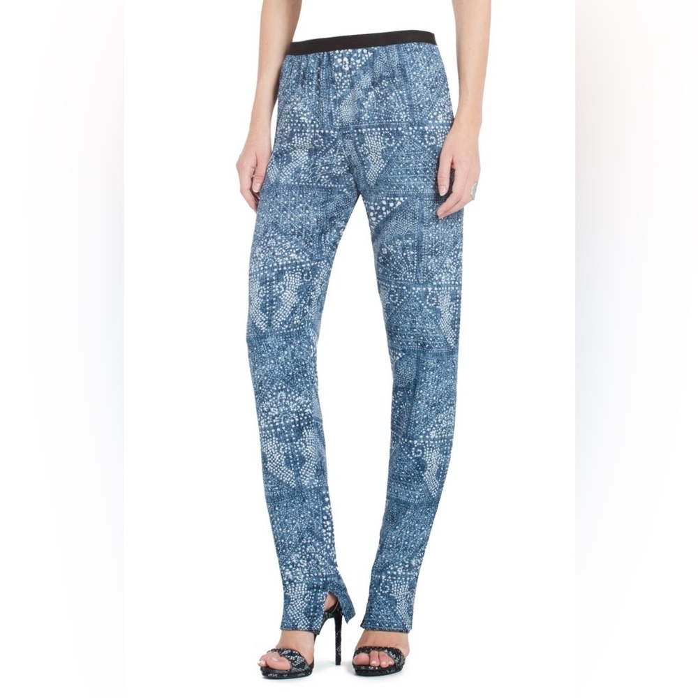 BCBG Max Azria Michael relaxed fit pant in a Parisian blue combo pattern Sz. M